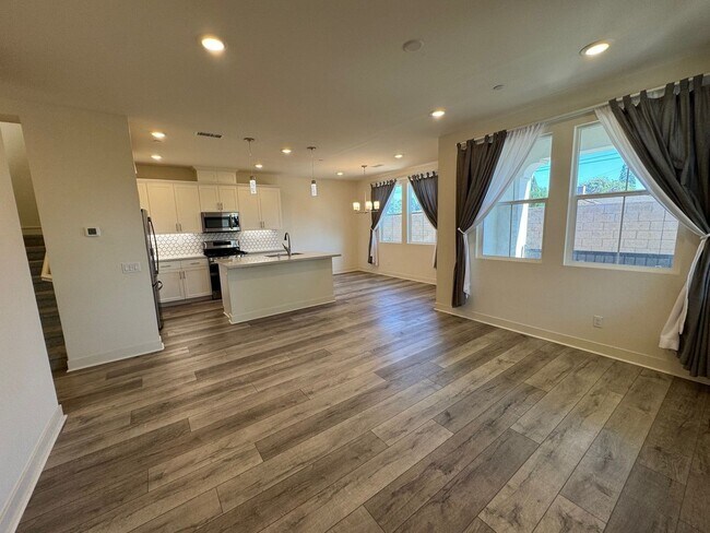 Building Photo - Spacious 4 Bedroom Condo near Downtown Ful...