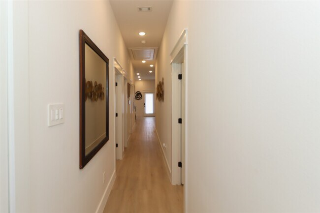 Foto del edificio - 4902 Higgins St