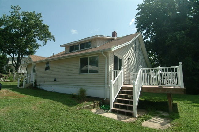Building Photo - 3300 Meadow Ln