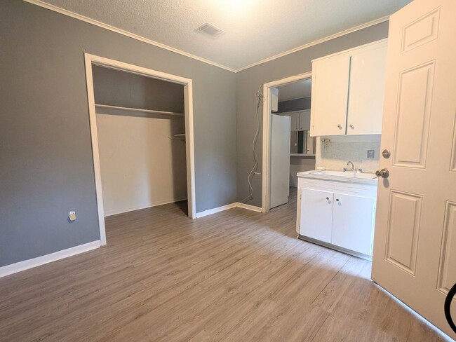 Building Photo - Coming Soon! Home in Hooks