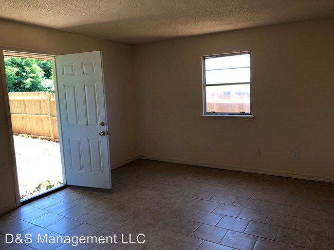 Building Photo - 404 W Silverwood Dr