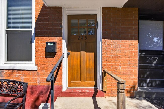 Foto del edificio - 245 New Holland Ave