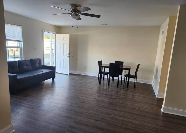 Foto del edificio - 128 Ronald Pride Blvd