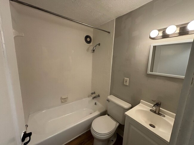 Building Photo - 2218 Camille Dr