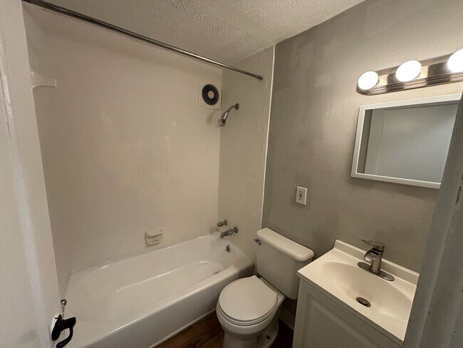 Foto del edificio - Where Style Meets Serenity — Your New Home...