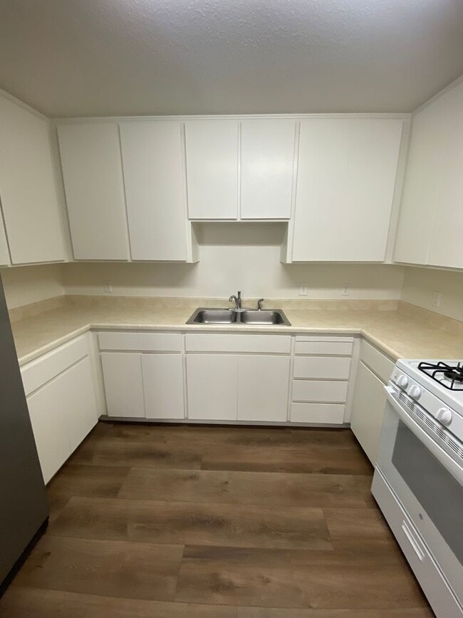 Building Photo - Downtown Duplex