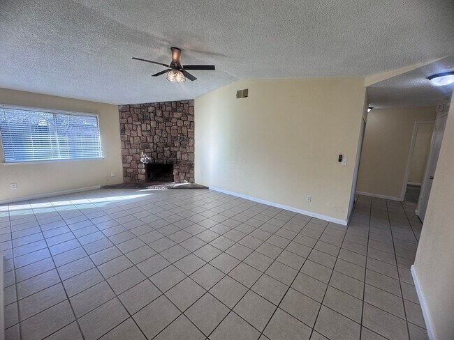 Foto del edificio - 3 Bedroom Home with RV Parking!