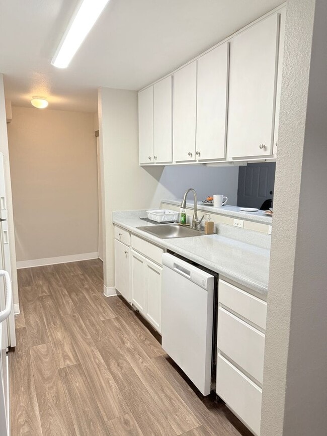 Building Photo - Life Just Got Better Come See For Yourself At Powell Court Apartments!!