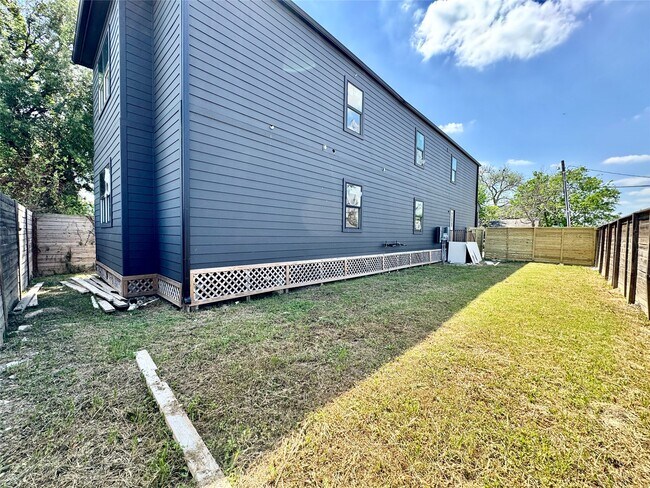 Foto del edificio - 1002 E 33rd St
