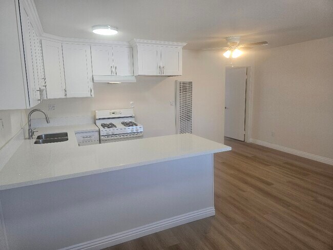 Foto del edificio - 14323 Haynes St