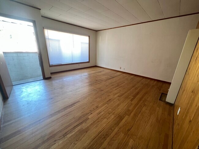 Foto del edificio - 10222 McClemont Ave