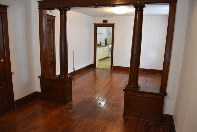 Building Photo - 1st Floor Apartment