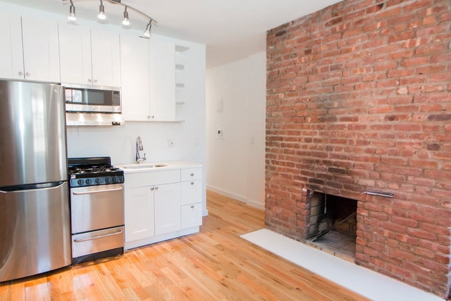 Building Photo - 260 E 21st St