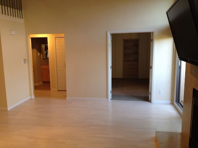 Building Photo - 23570 Pondview Pl