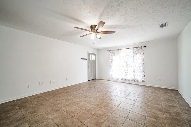 Foto del edificio - 7310 Black Forest Dr