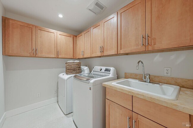 Building Photo - 544 Silverado Dr