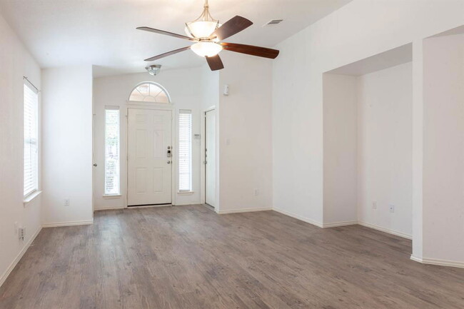 Foto del edificio - 906 Aiken Dr