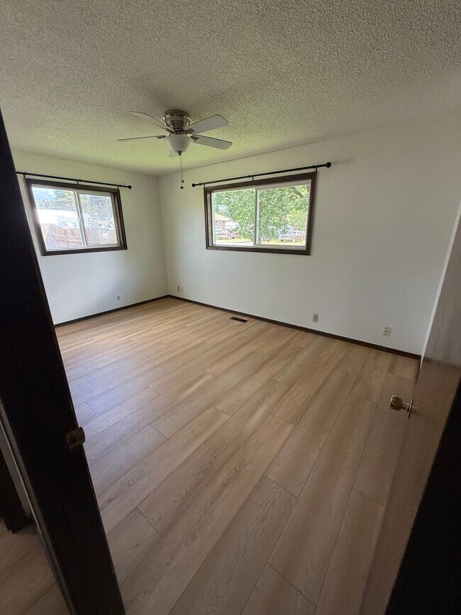Foto del edificio - Cute 2 bedroom w/big garage!