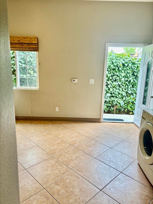 Foto del edificio - 5849 White Oak Ave