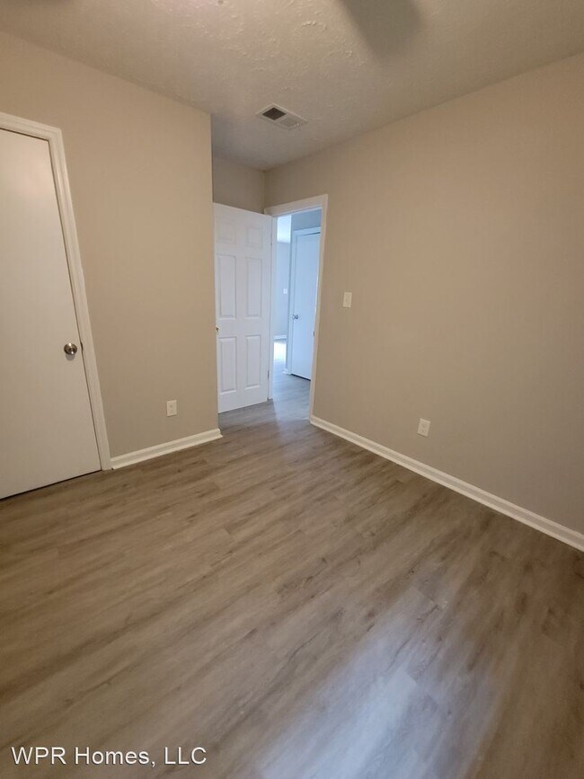 Building Photo - 2 br, 1 bath House - 6077 Pine Street Unit 6