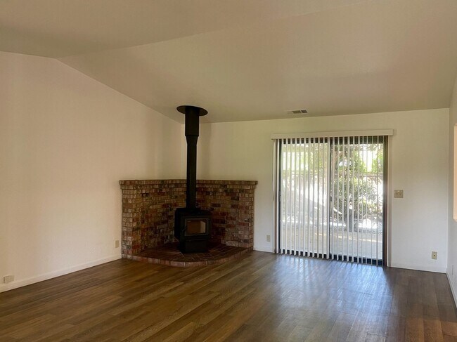 Building Photo - 3 BEDROOM 3 BATHROOM HOME IN THE PEPPERTRE...
