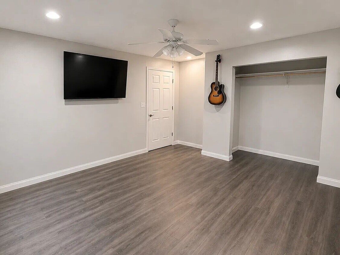 Foto del edificio - "Charming 3-Bedroom Home in Cleveland, TX with Modern Granite Touches!"