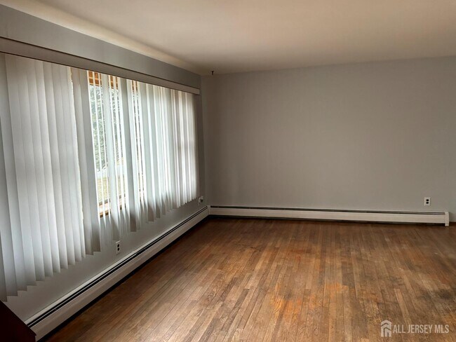 Foto del edificio - 8 Montclair Ave