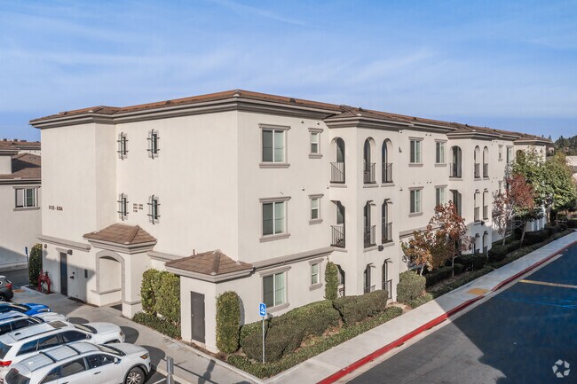 Building Photo - Placita Luxe