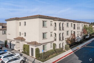 Building Photo - Placita Luxe