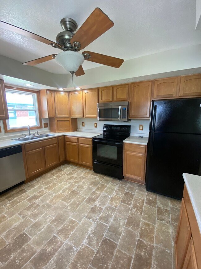 Building Photo - Updated 4 Bedroom 2 Bath