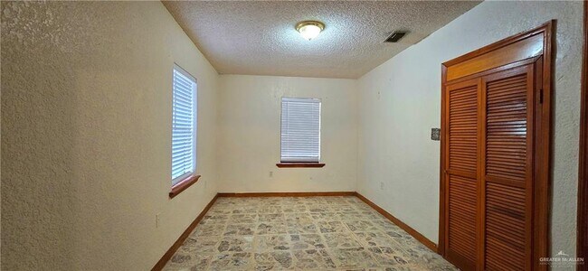 Building Photo - 914 Chihuahua St