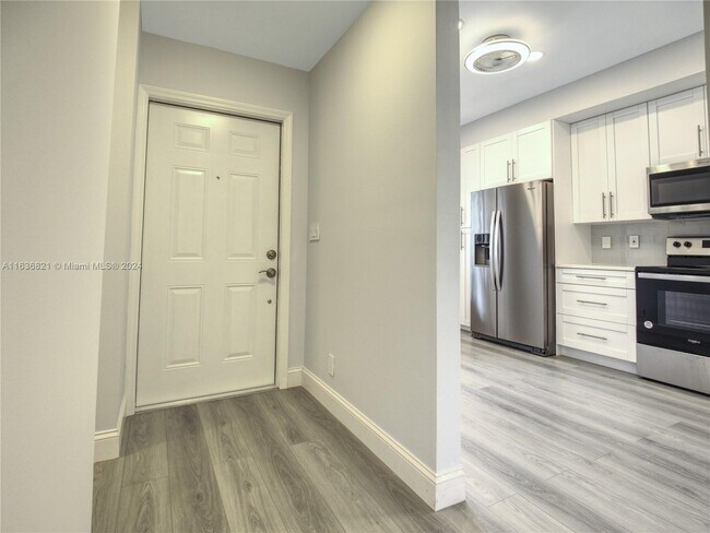 Foto del edificio - 5084 Rose Hill Dr