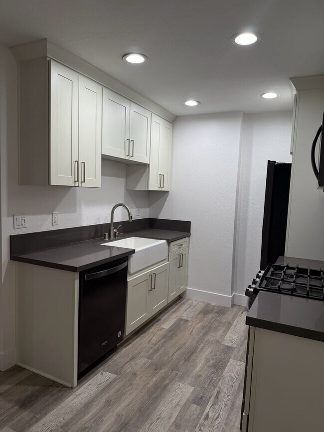 Foto del edificio - 6600 Warner Ave