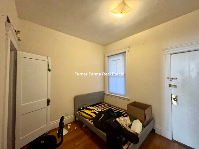 Building Photo - 397A Harvard St