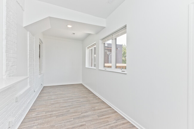 Building Photo - 2648 N Lincoln Ave