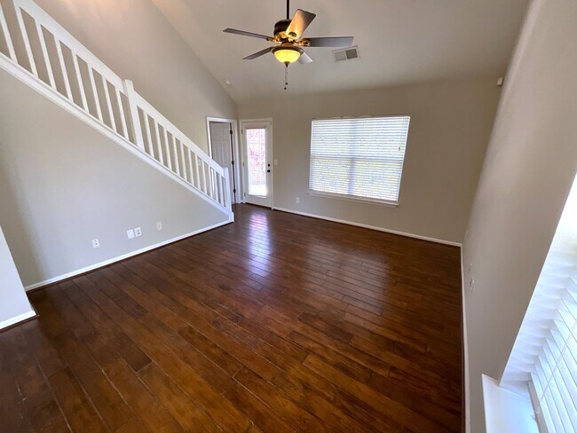 Foto del edificio - 3 bed, 2.5 bath Townhouse with 2 car garag...