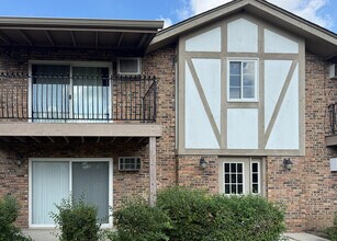 Building Photo - 16W470 Lake Dr