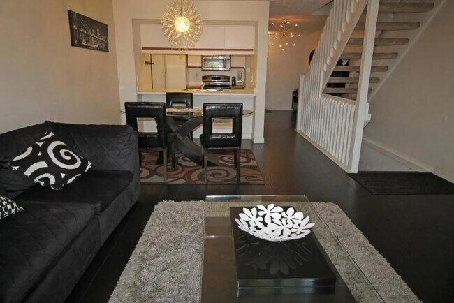 Foto del edificio - 5702 Mango Ln