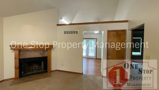 Foto del edificio - Spacious 3 bedroom, 2 bathroom duplex in K...