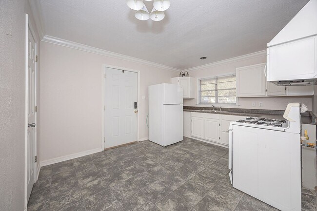 Foto del edificio - 3 Bed 2 Bath home in Pascagoula near the beach.