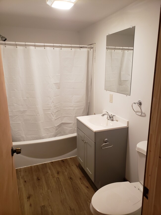 Full Bathroom - 438 Main St