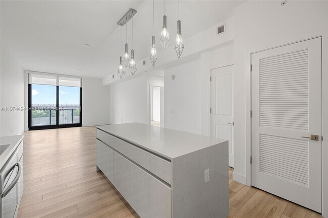 Foto del edificio - 101 Diplomat Pkwy