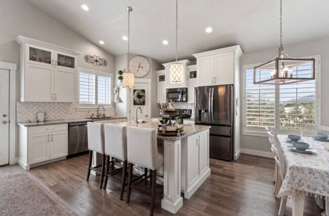 Foto del edificio - 614 W Regent Garden Ln