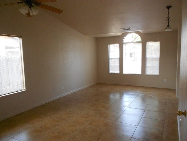 Building Photo - 4 bedroom 2 bath house in Yuba City