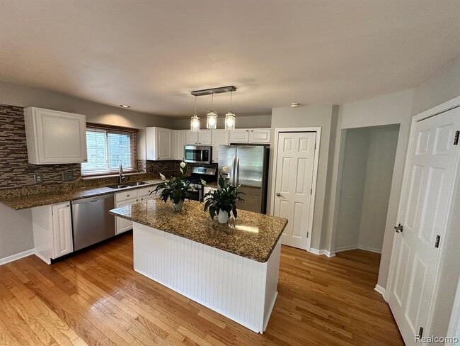 Foto del edificio - 28240 Golf Pointe Blvd