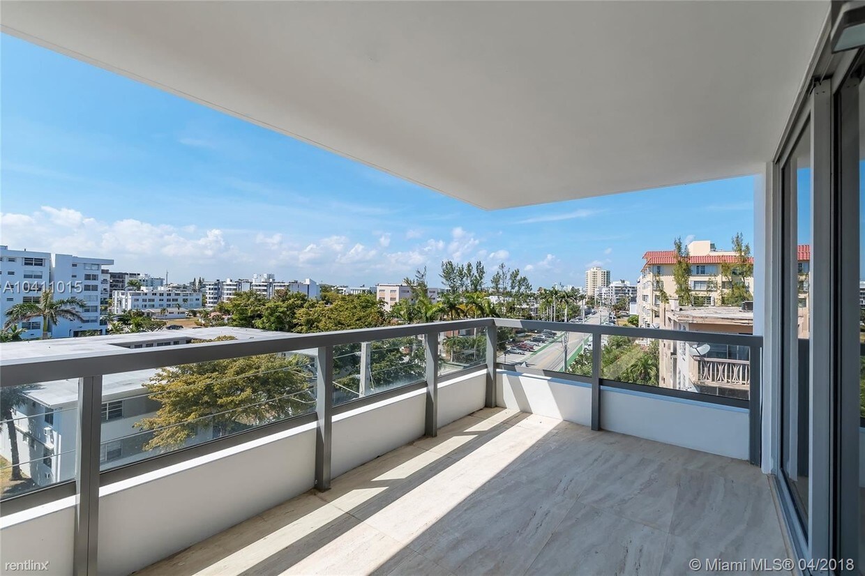 Foto principal - 9262 E Bay Harbor Dr