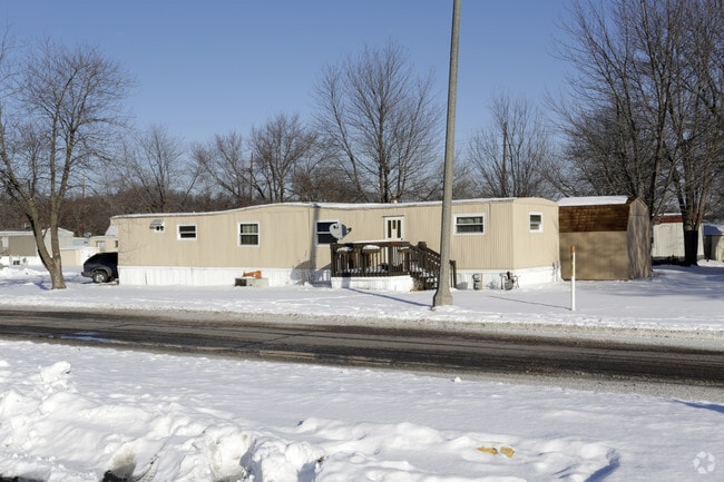 Building Photo - Cloverleaf Village