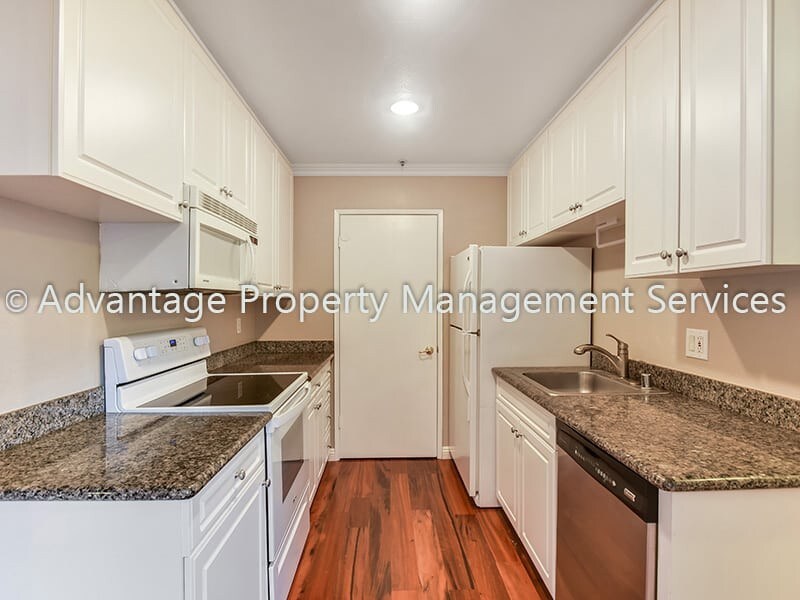 Primary Photo - 2 Bed, 2 Bath, 914 sq. ft. Condo with a view