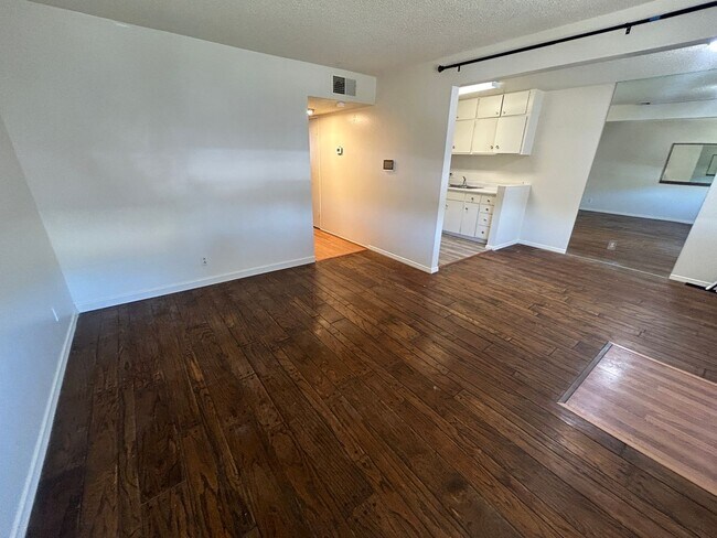 Building Photo - One Bed One Bath Easy Living Condo