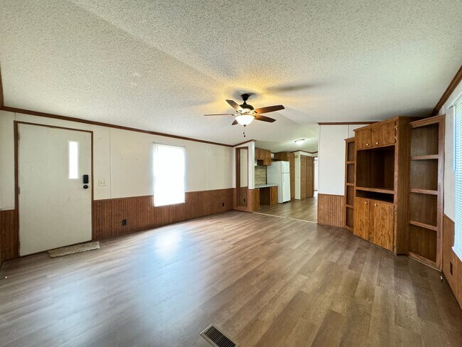 Building Photo - 3 Bedroom 2 Bath Mobile Home